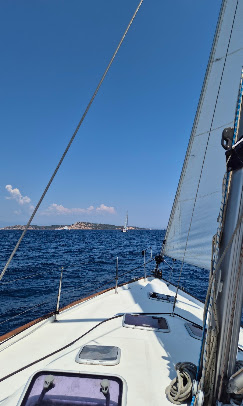 Prua dell'Ichnusa II in navigazione verso una cala della Sardegna