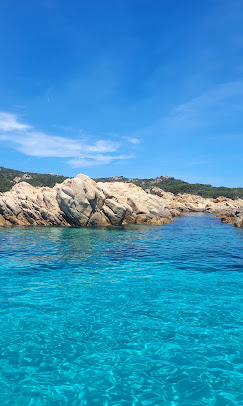 Acqua cristallina e rocce di granito nell'Arcipelago di La Maddalena